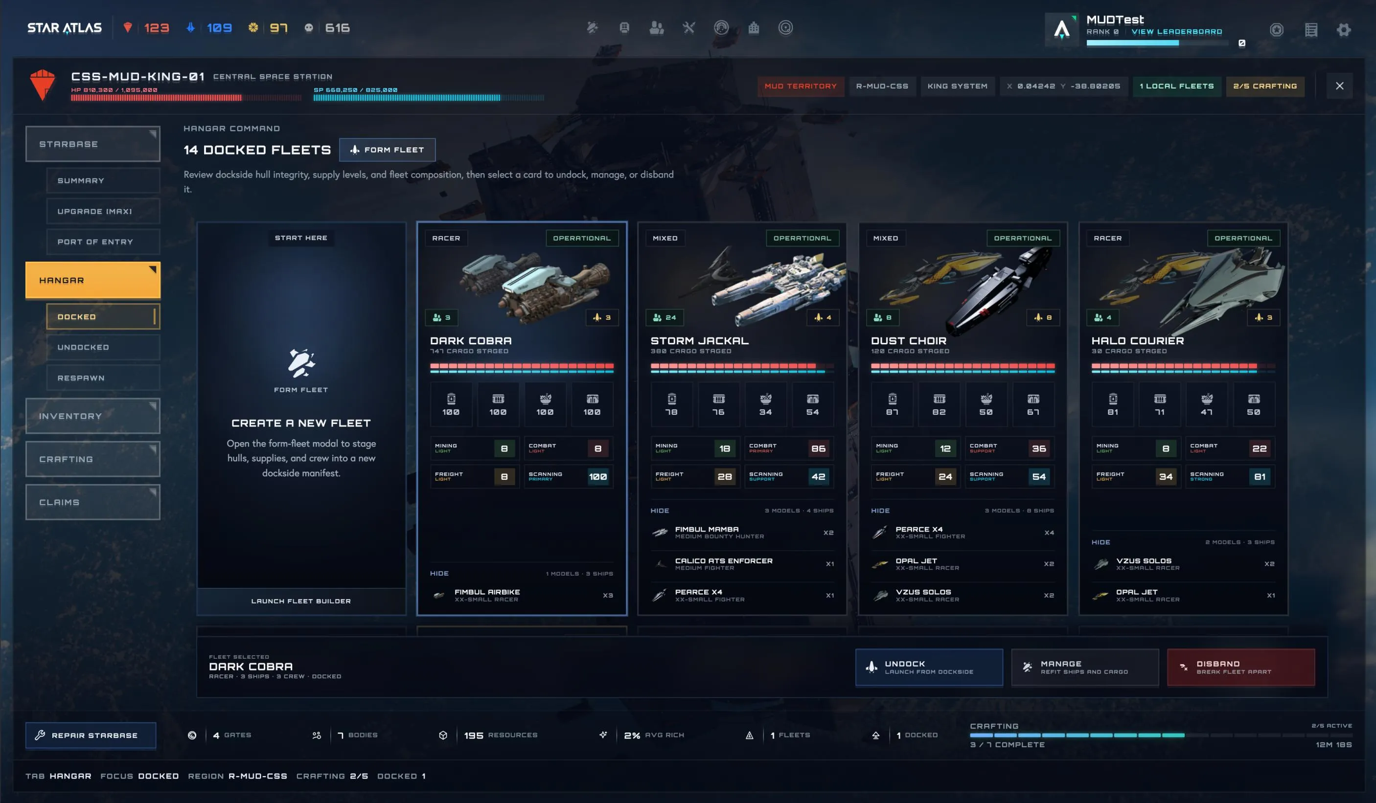 Fleet Manager: hangar della starbase CSS-MUD-KING-01 con 14 flotte attraccate, card per ogni flotta con composizione navi e barre risorse, sidebar con tutti i moduli del Command Center