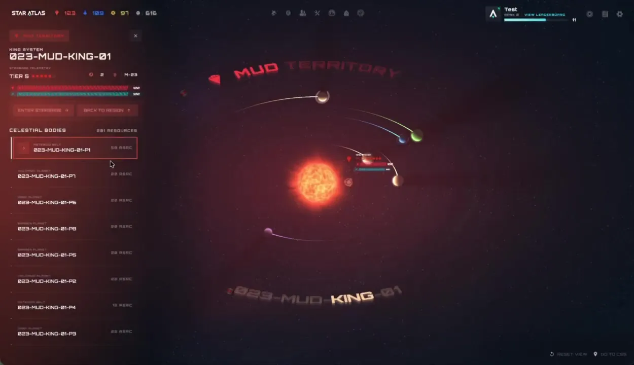 Vista del sistema stellare King 023-MUD-KING-01 Tier 5: stella arancione al centro, pianeti in orbita con traiettorie ellittiche, pannello con lista degli 8 corpi celesti e conteggio risorse